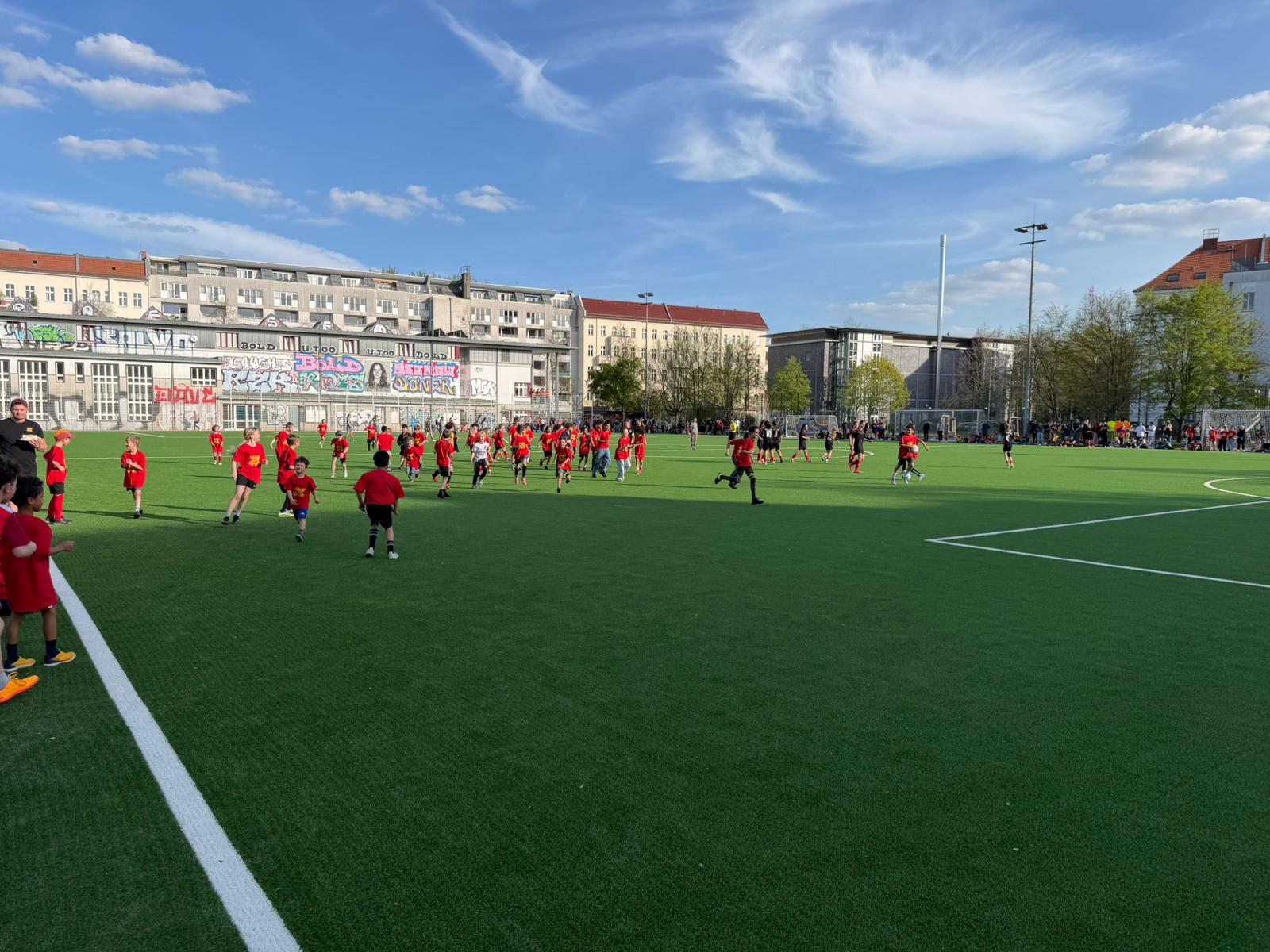 https://fussball.bsc-eintracht-suedring.de/wp-content/uploads/sites/2/2026/04/platzsturm.jpeg